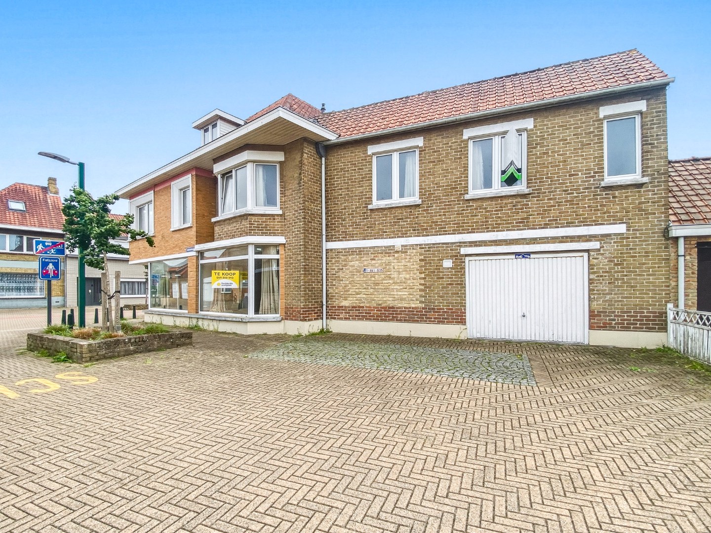 Ruime hoekwoning met 3 woonunits in het centrum van De Panne. 