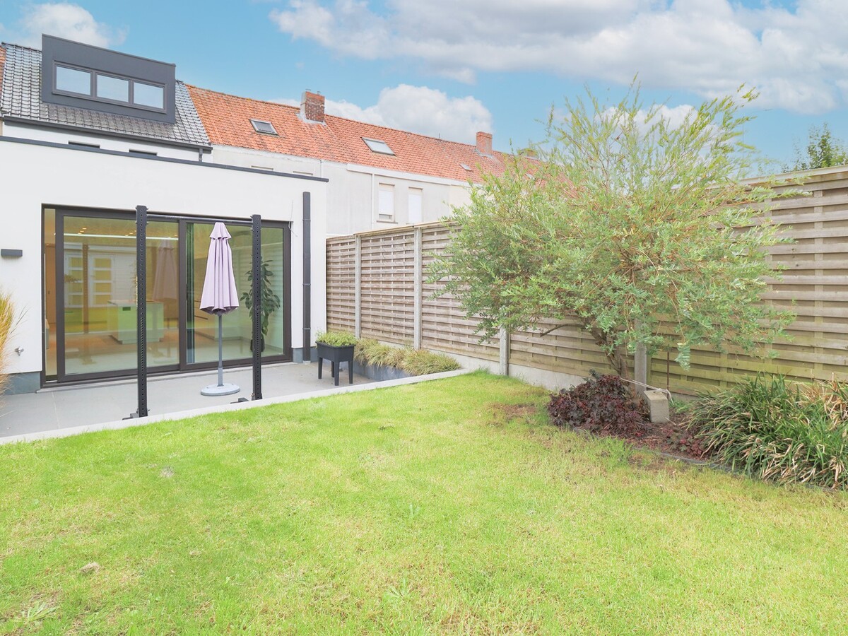 Volledig gerenoveerde en instapklare woning met 3 slaapkamers en tuin te Kortrijk! Doorniksewijk ! 