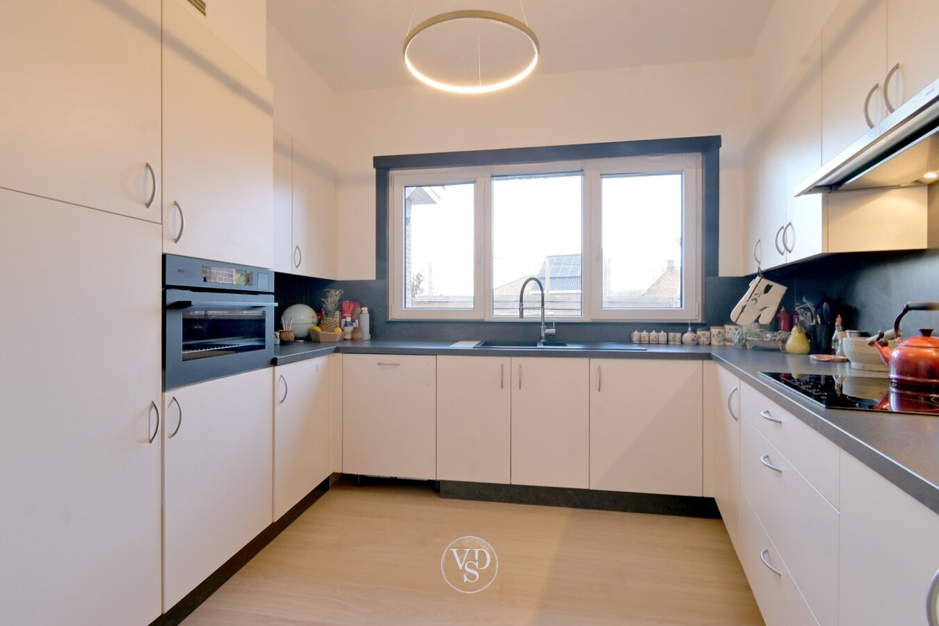 Exceptioneel ruim appartement in centrum Gavere. 