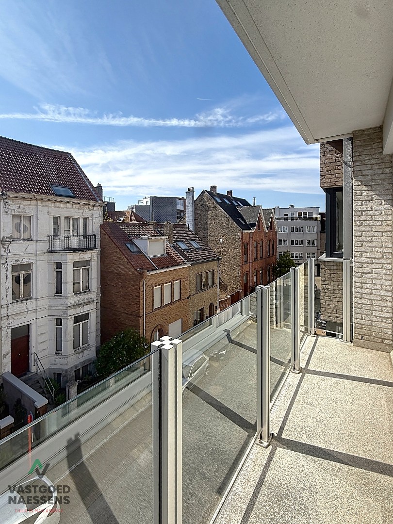 Prêt à emménager et ensoleillé appartement de 2 chambres dans une résidence jeune. 