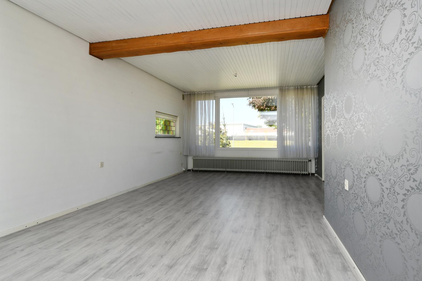 Verrassend ruime levensloopbestendige woning met vier slaapkamers, terras en souterrain met ruime hobbyruimte en inpandige garage. 