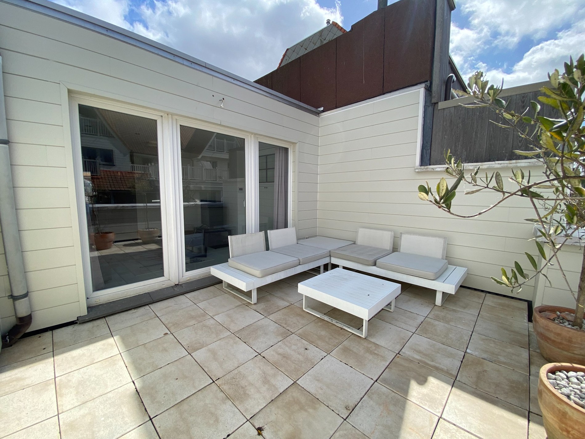 GEMEUBELD: Lichtrijke en recent gerenoveerde penthouse met ruim zuidgericht terras van 19m2, op wandelafstand van het strand en de winkels. 