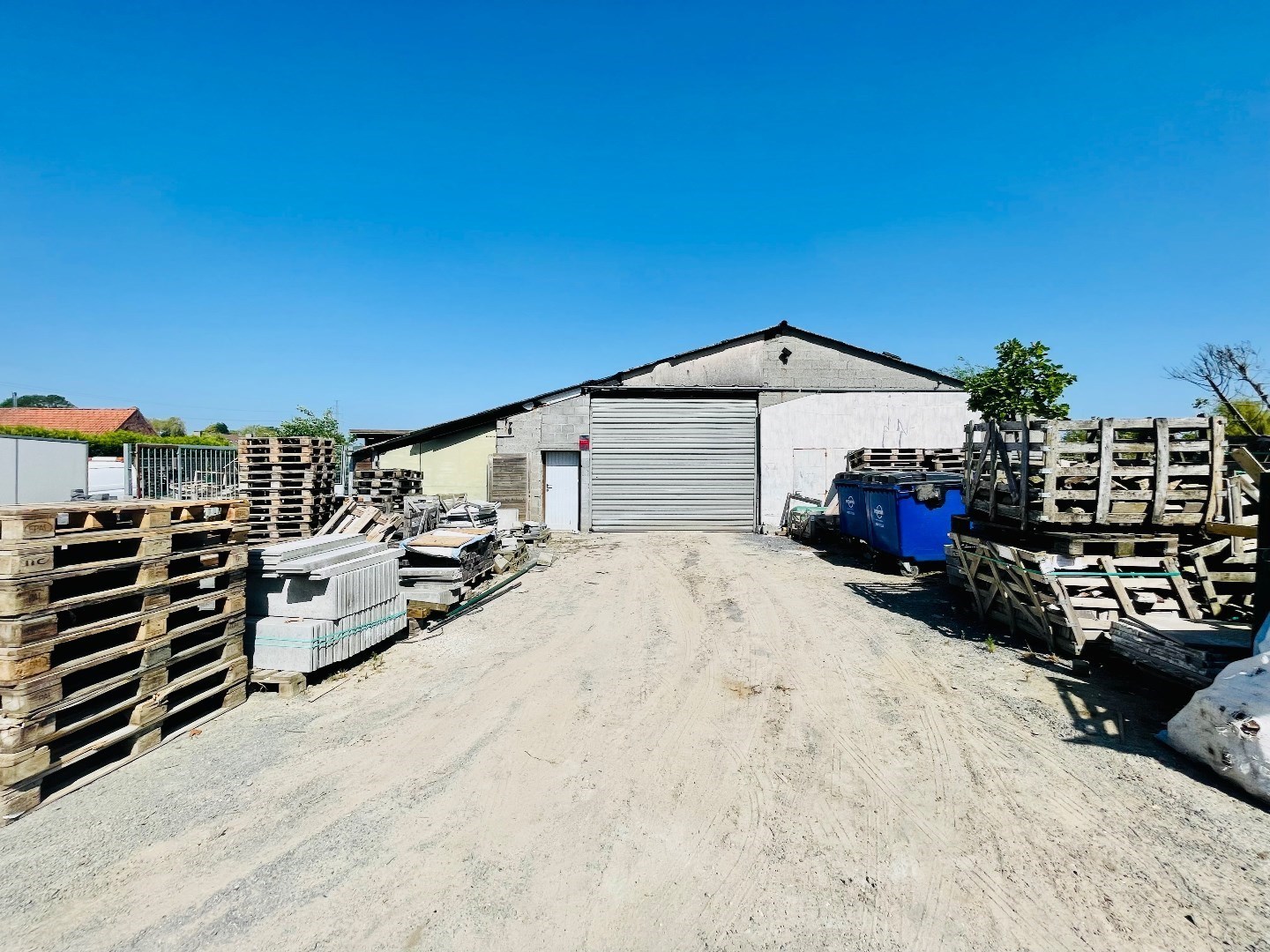 Alleenstaand magazijn op groot stuk grond 330000 euro 