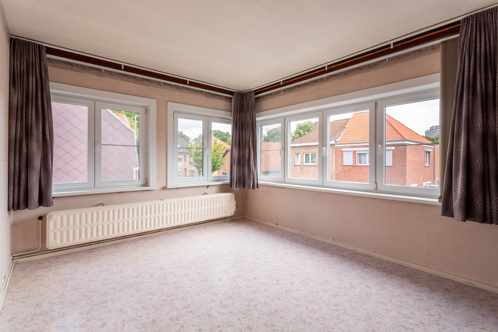 Halfopen gezinswoning met grote tuin en garage 