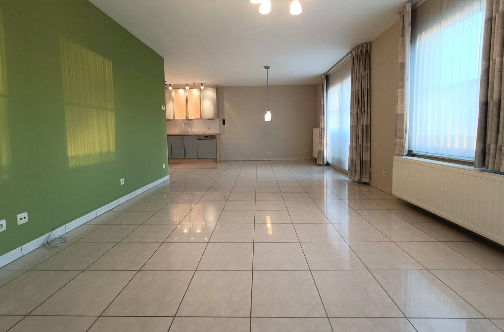 RUIM DUPLEX APPARTEMENT MET TERRAS EN AUTOSTAANPLAATS 