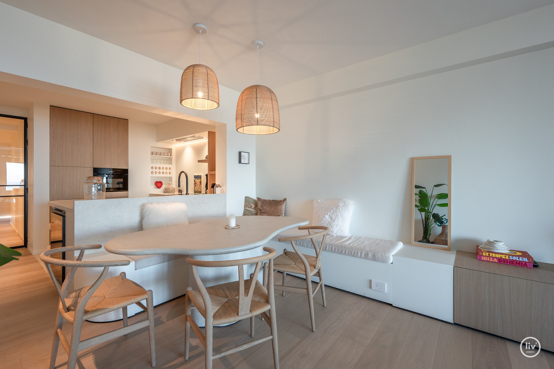 Magnifique appartement rénové avec une vue imprenable sur la mer, idéalement situé sur la digue du Zoute, à proximité de la place Albert. 