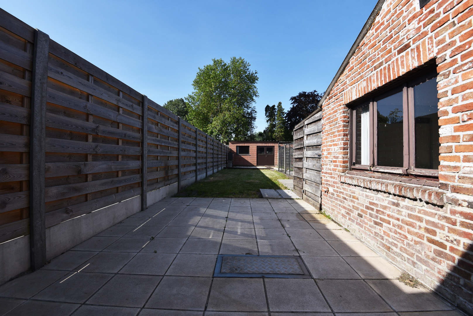 Op te frissen woning met 2 slpks, garage (55m²) en tuin te Balgerhoeke 