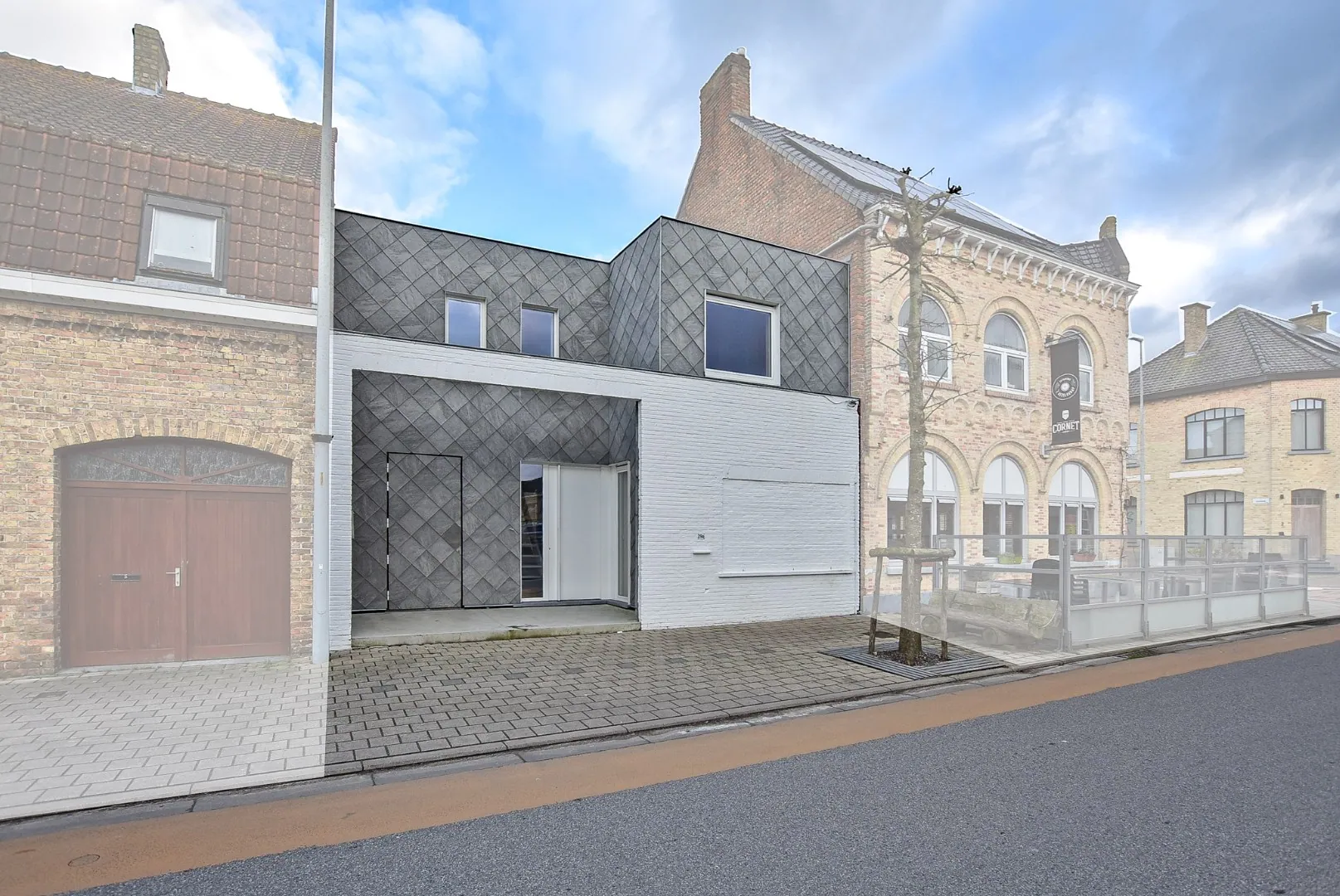 Unieke, moderne architectenwoning gelegen aan de Markt in Merkem