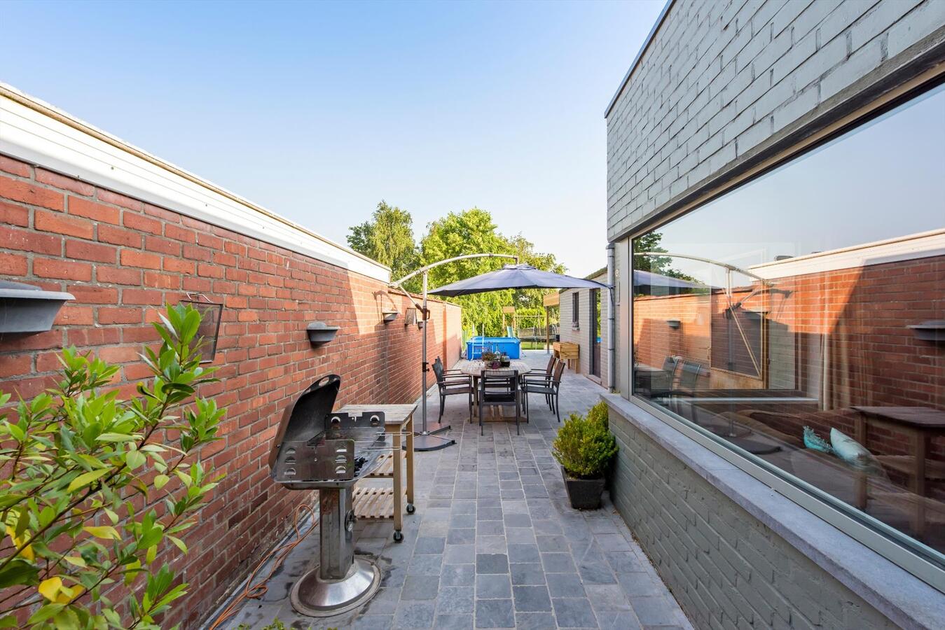 Volledig instapklare woning met 3 slaapkamers en mooie tuin in het hartje van Jonkershove. 