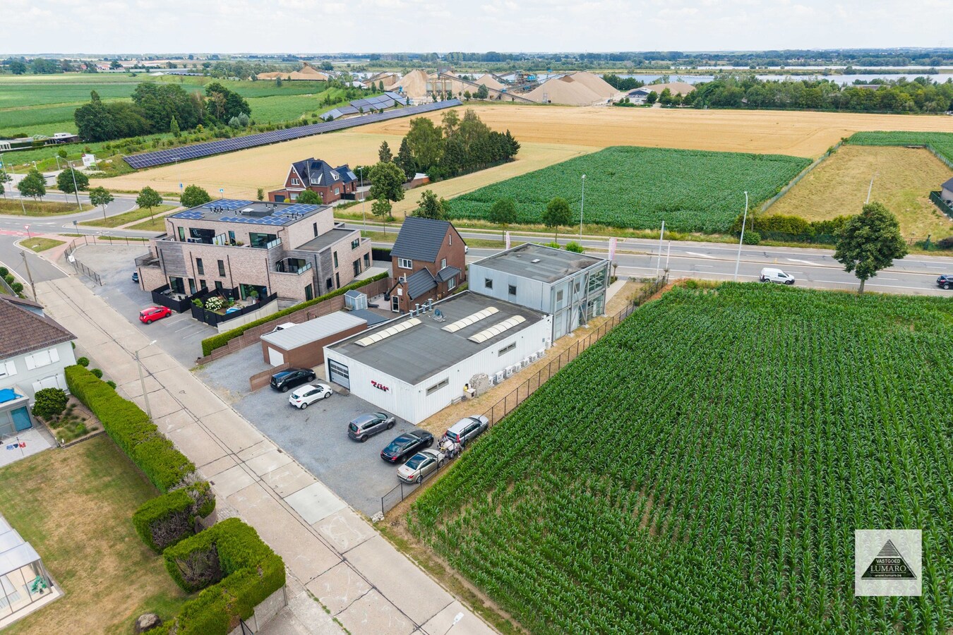 Schitterende showroom 280 m² (+ kantoren), op 2,4 km van de nieuwe Mc Donalds. 
