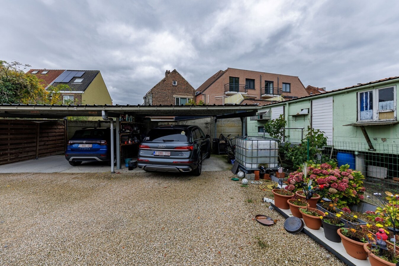 Woning met tuin én 2 staanplaatsen én car-port. 