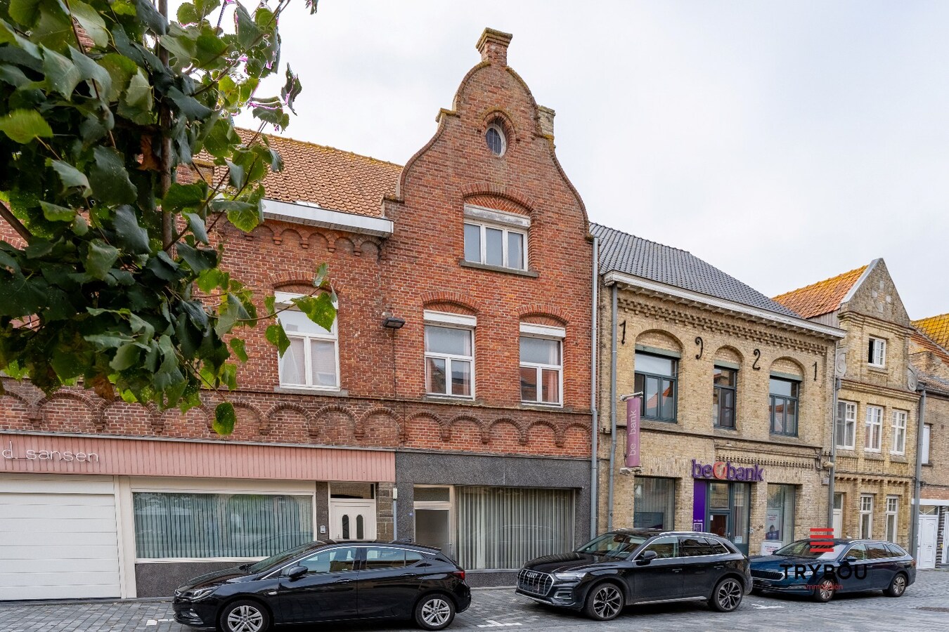 🏠 Te koop in het hart van Diksmuide – Woning met woon-winkelcombinatie en charmant stadstuintje 