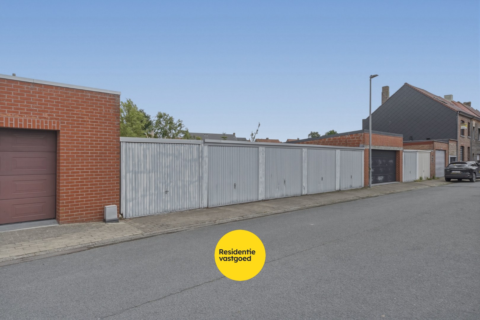 Karaktervolle instapklare hoekwoning met inpandige garage en zonnige stadstuin 