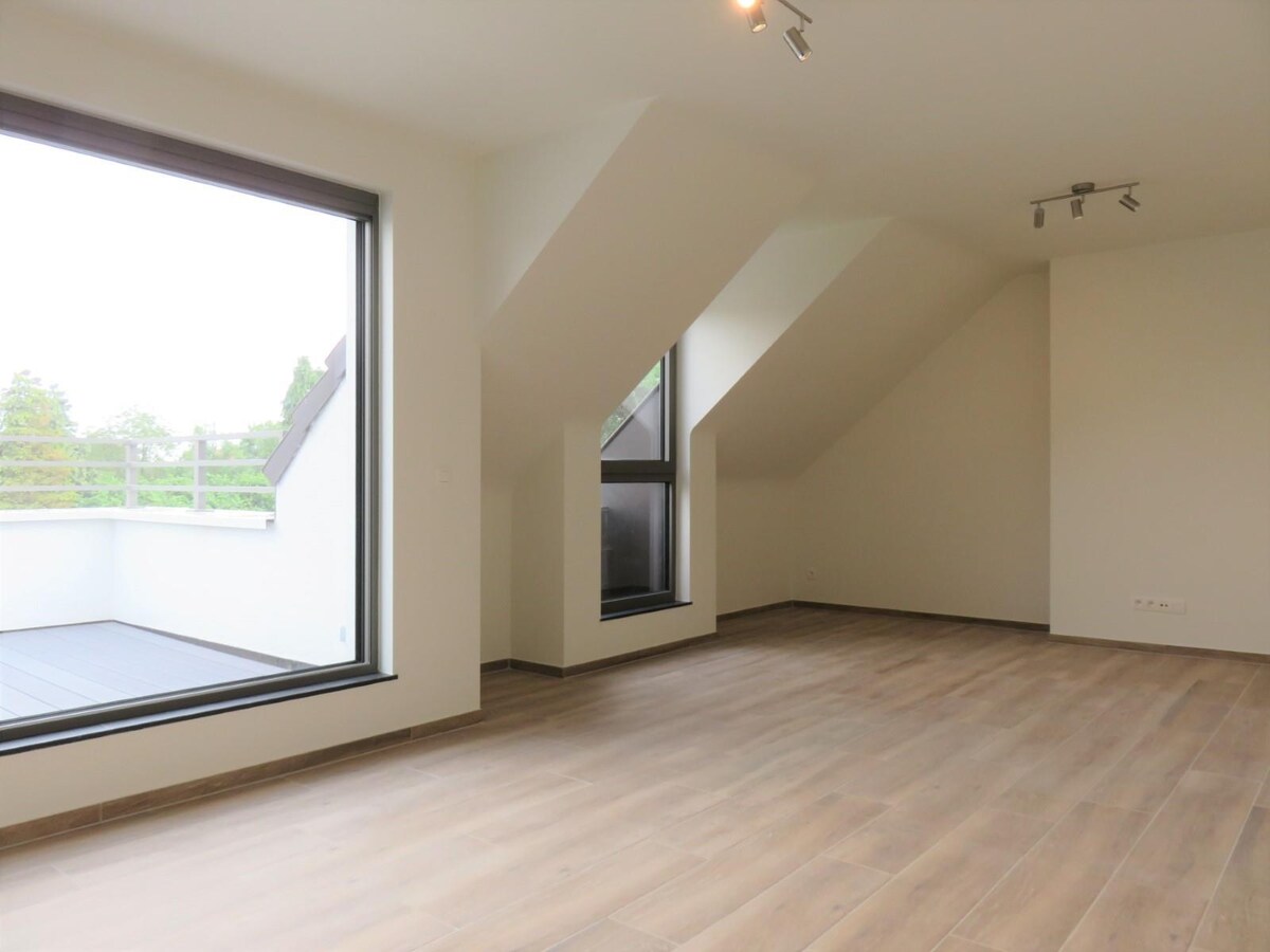 Dakappartement met 2 slaapkamers, terras en autostaanplaats! 