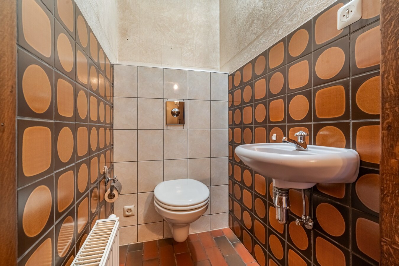 Halfvrijstaande woning op een perceel van 7a31ca, met aparte bureelruimte en inpandige garage! 