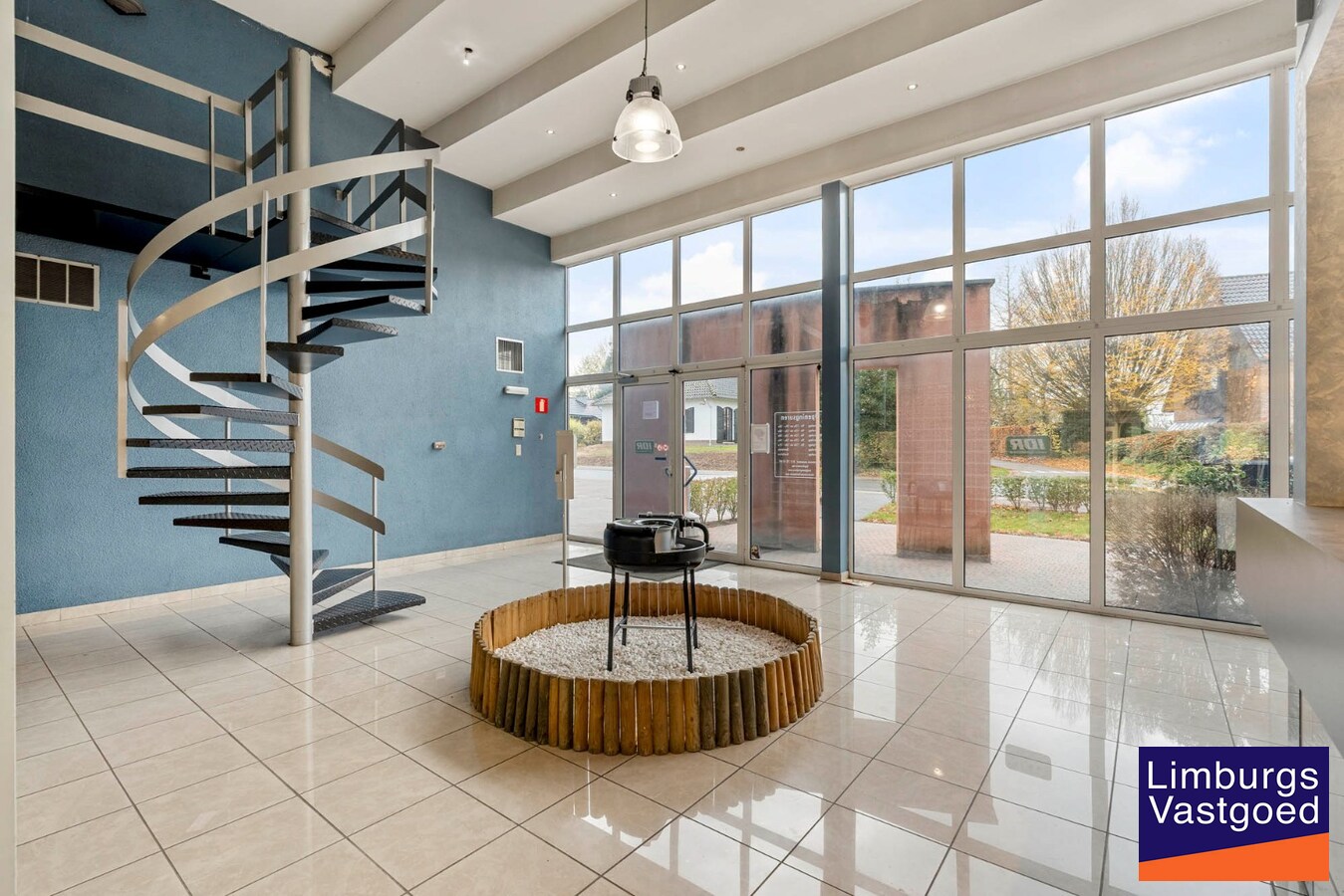 Bedrijfsgebouw met kantoren, magazijnen en woonst - groot 2580 m² 