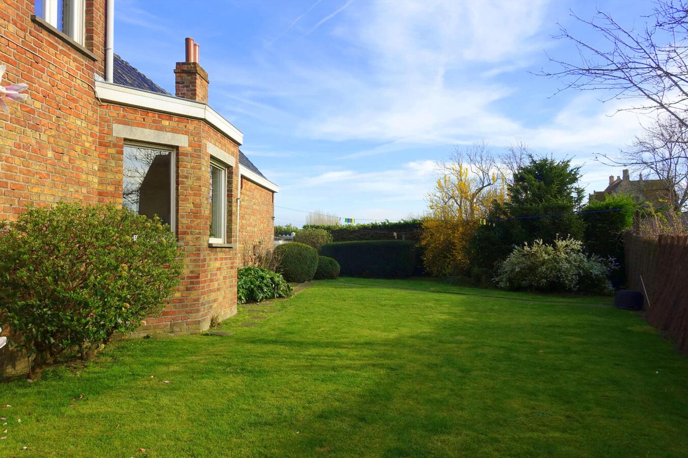 Woning met zonnige tuin en garage 