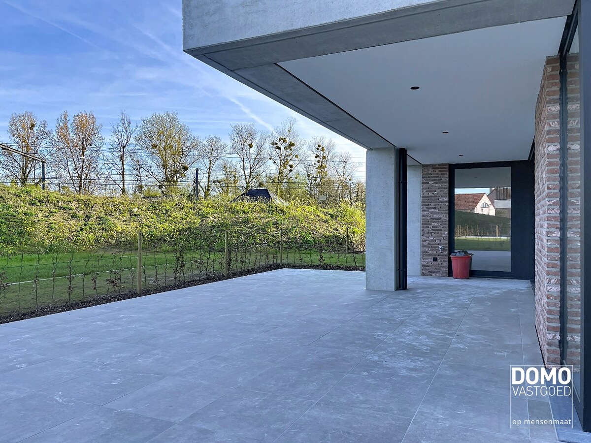 MODERN GELIJKVLOERS APPARTEMENT GELEGEN TE KERMT MET 2 SLAAPKAMERS EN RUIM TERRAS 