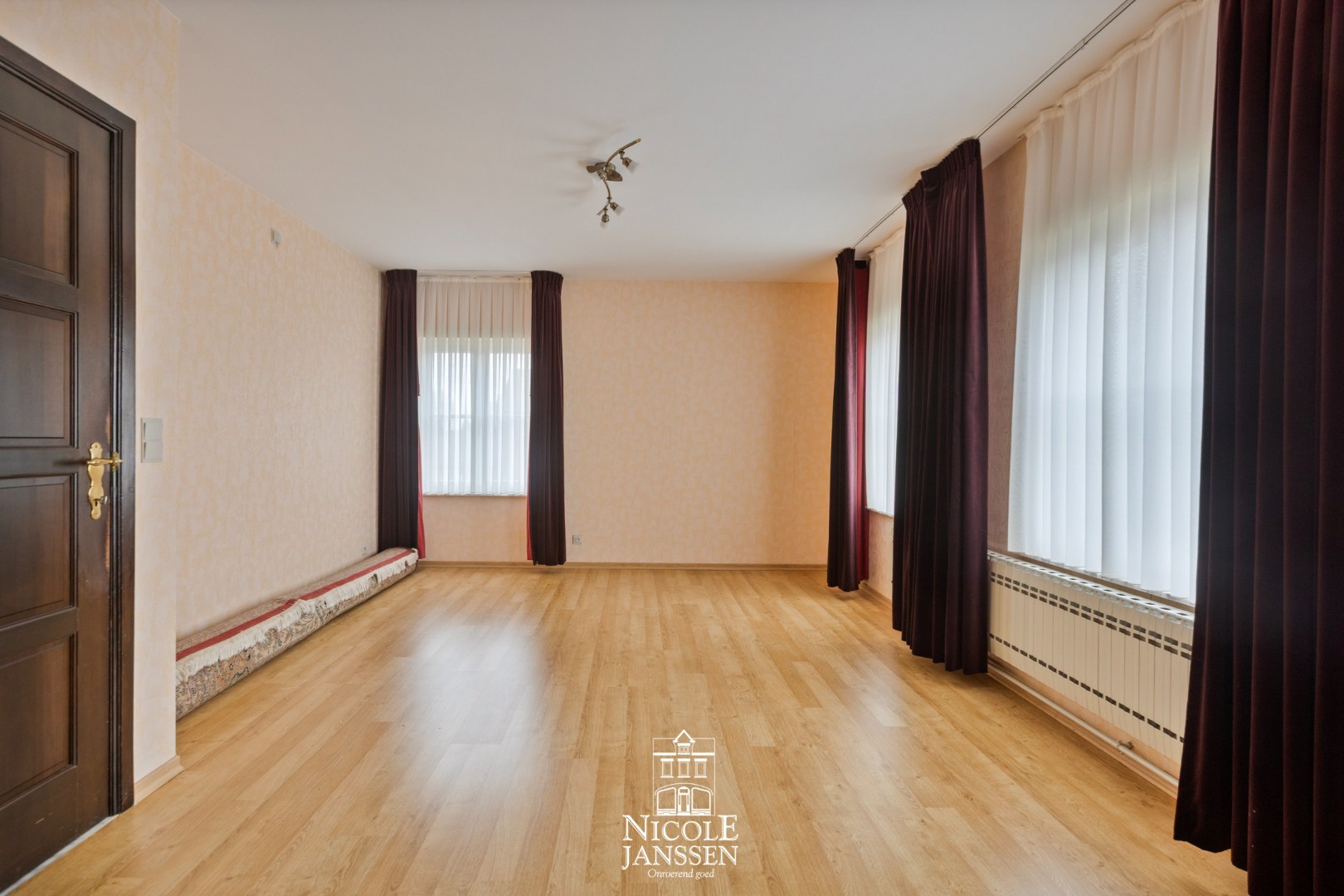 Grote slaapkamer met laminaat