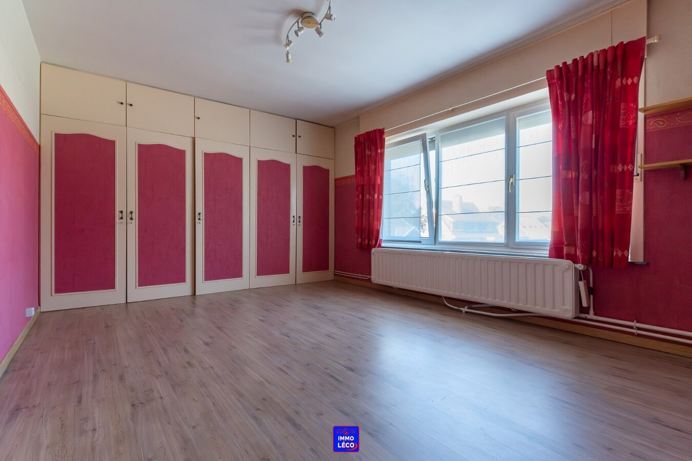 3 façades en excellent état d'entretien, beaux volumes, jardin de 340m² SUD-EST ! 