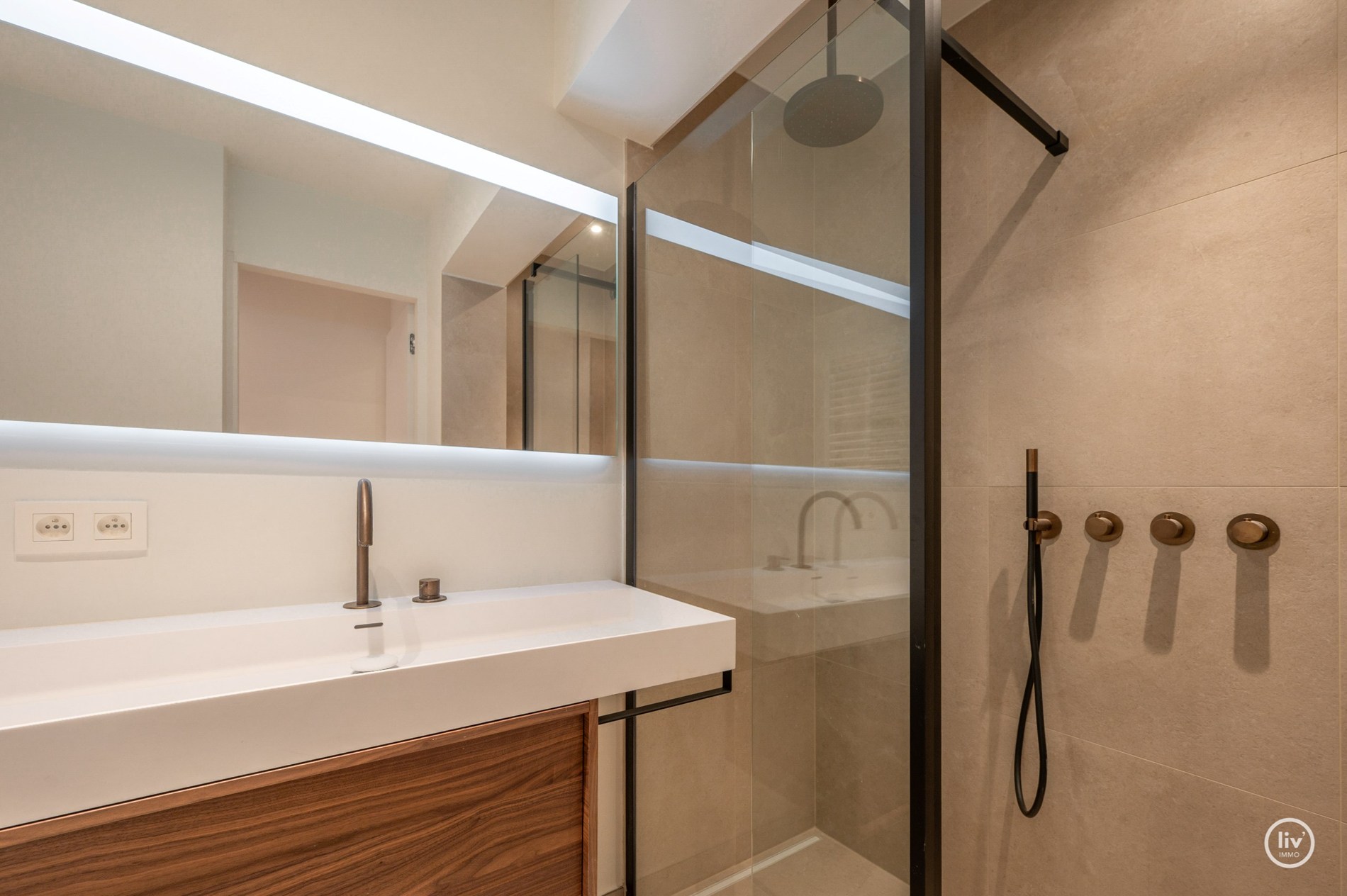 Résidence Akropolis : appartement rénové (largeur de façade d'environ 7 m) à vendre situé dans l'avenue Zoutelaan à Knokke, dans un bâtiment entièrement rénové tant à l'intérieur qu'à l'extérieur. 