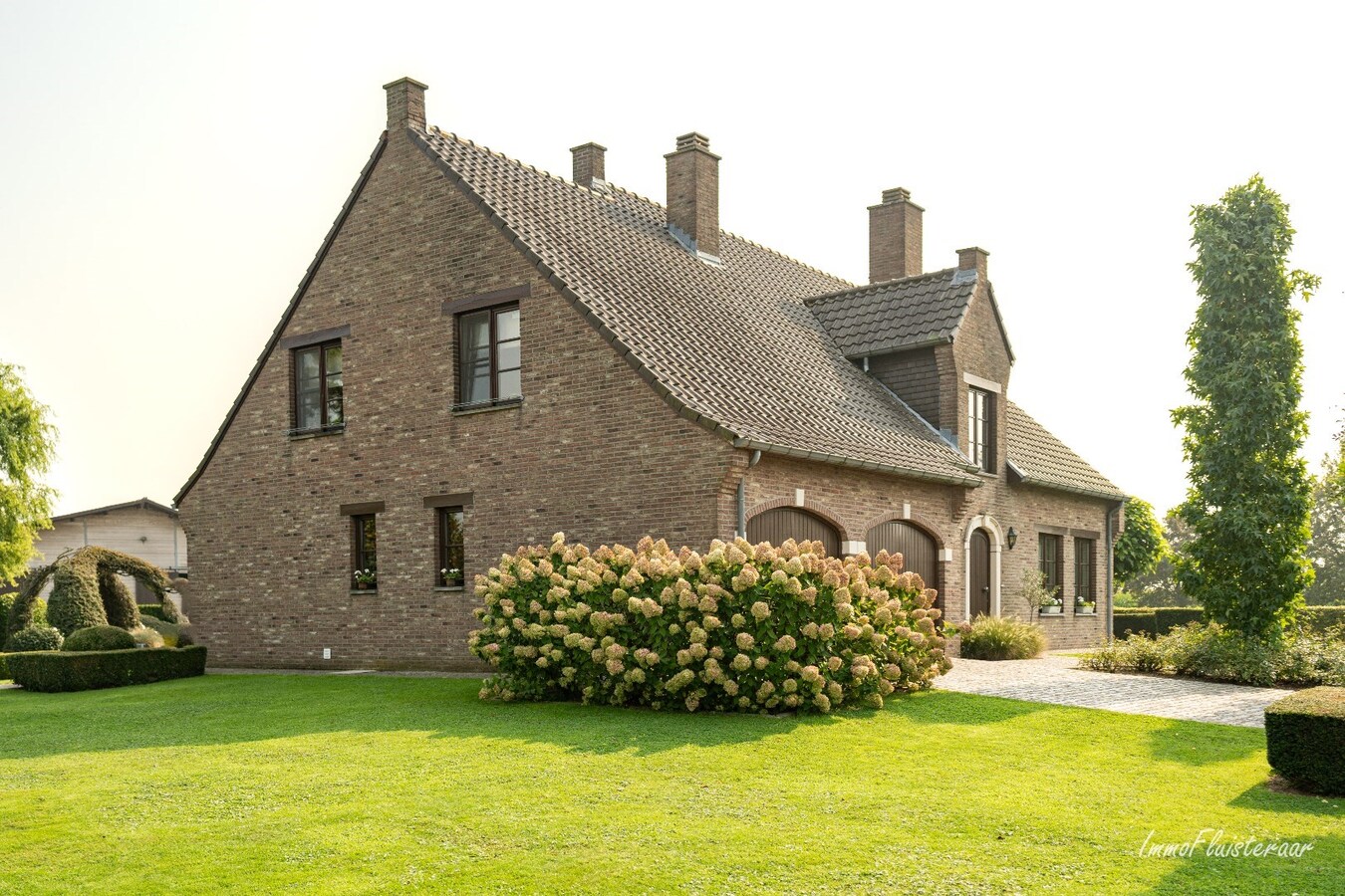 Prachtige villa met een ruim stalgebouw op ca. 2,2 ha te Dilsen-Stokkem 