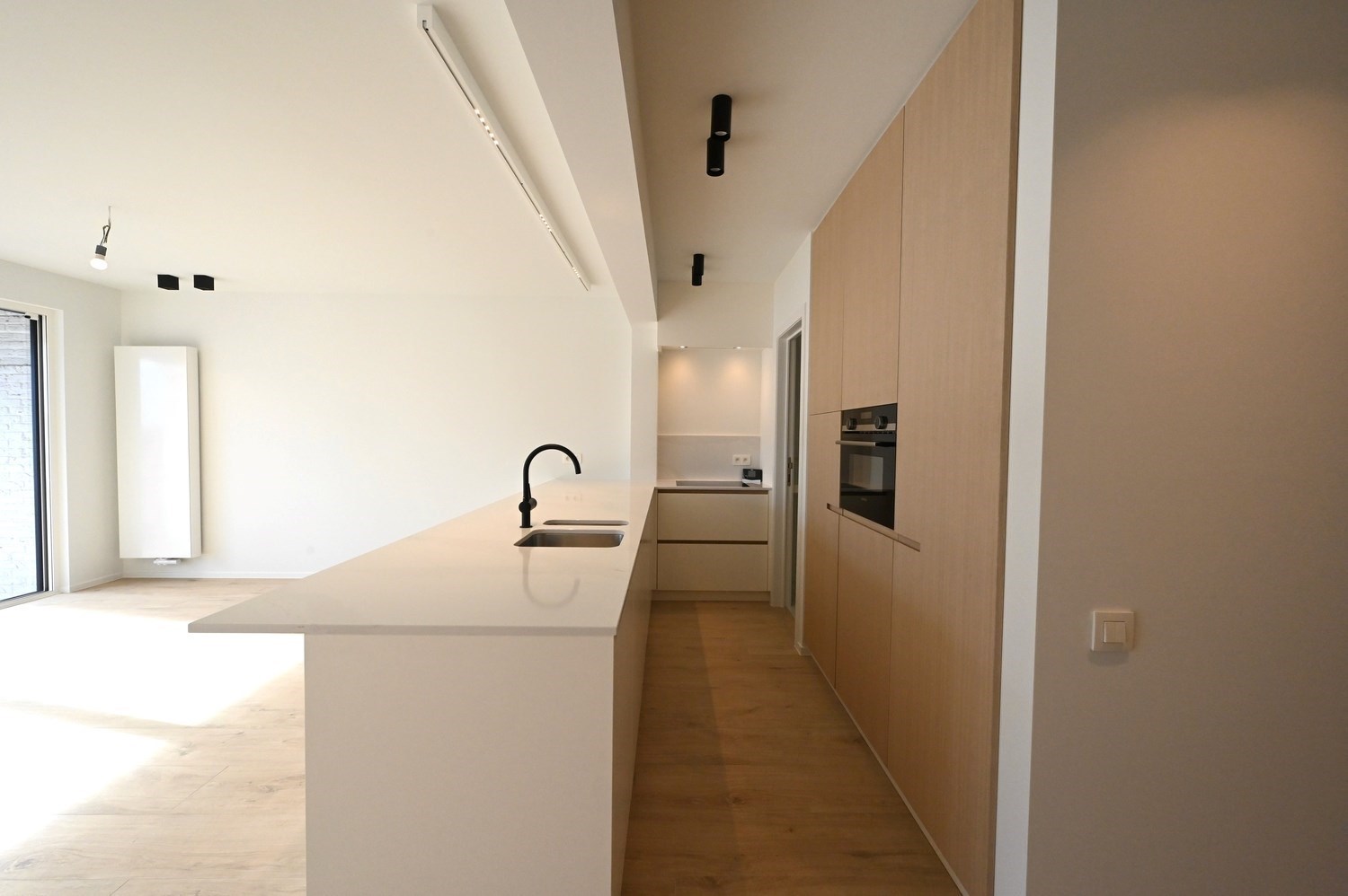 Non meublé - Neuf - Appartement luxueusement rénové avec 3 chambres et une vue dégagée sur la place du Bourgmestre Frans Desmidt. 