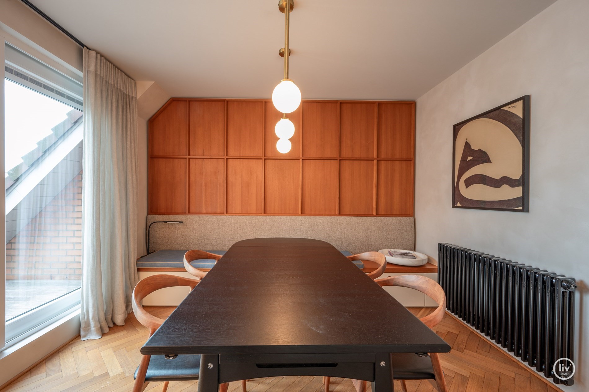 Uniek afgewerkt duplex dakappartement met mooie terrassen gelegen aan de zuidkant van de Kustlaan, vlakbij het Driehoeksplein. 