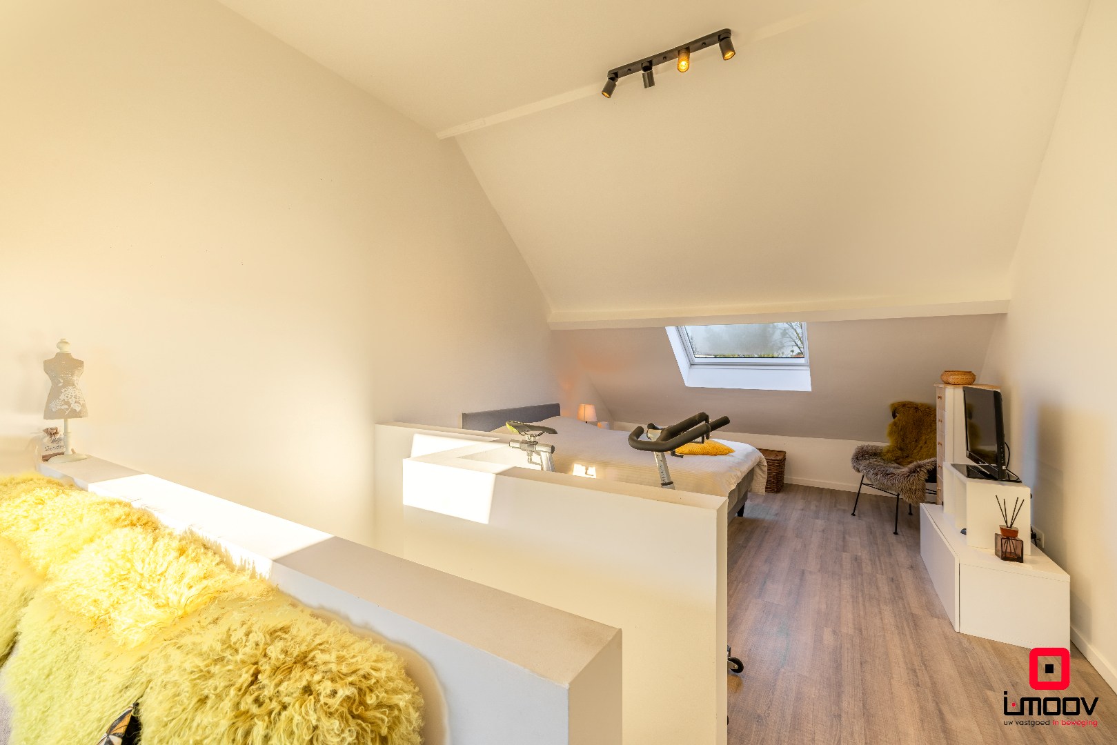 Hedendaags gerenoveerde stadswoning met lichtrijke leefruimtes en optie tot kangoeroewonen 