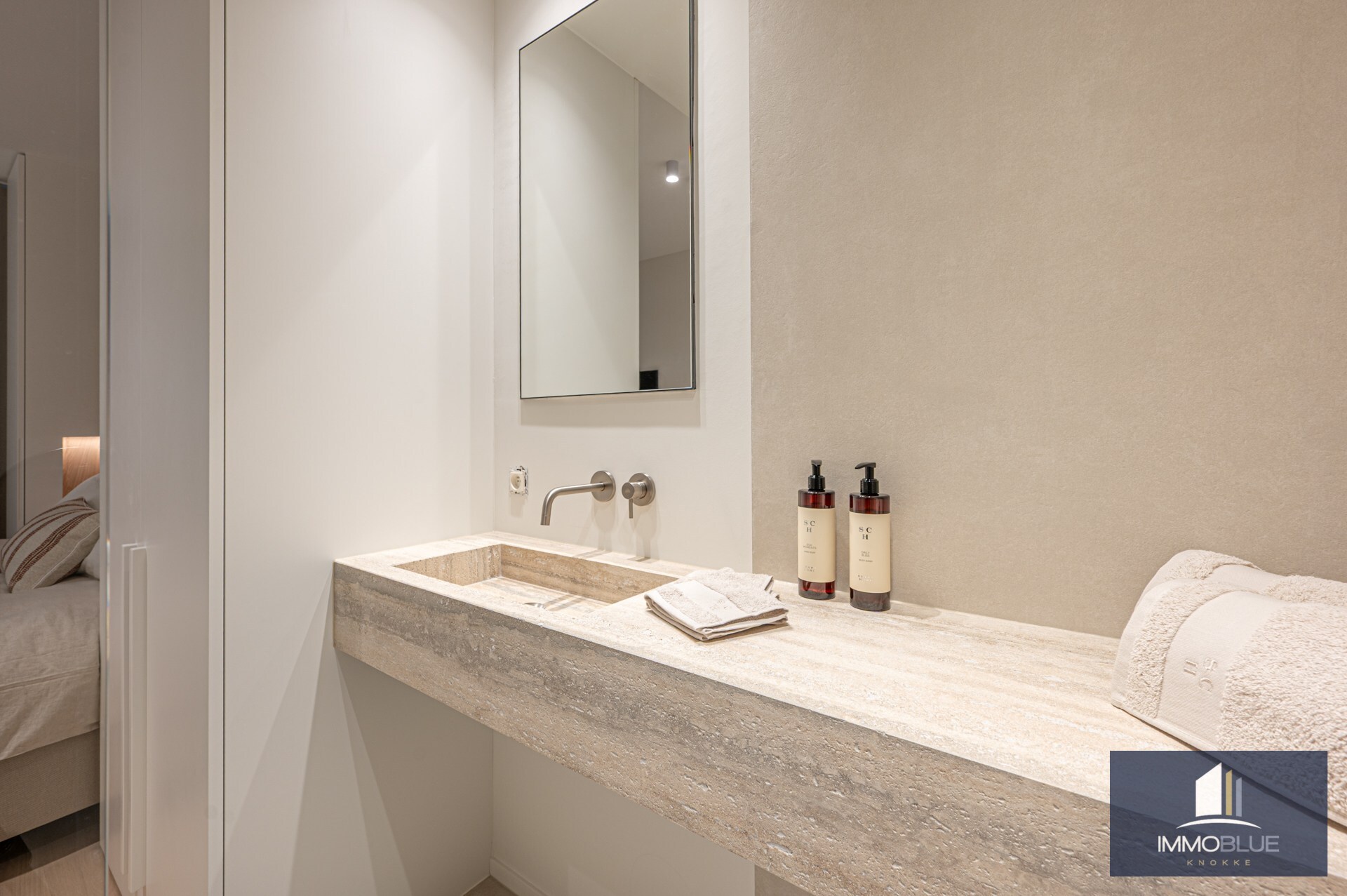 Stijlvol volledig gerenoveerd appartement gelegen nabij het Rubensplein . 