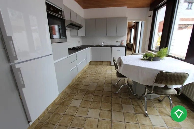 Ruime woning met 5 slaapkamers te Zwevezele 