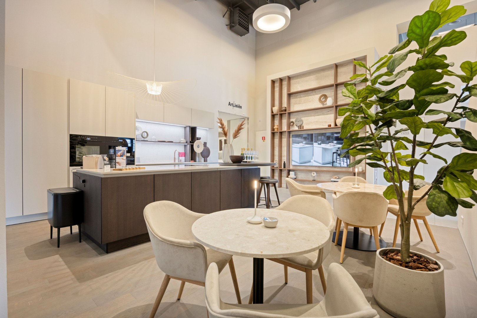 Zeer goed gelegen handelspand van Ca. 880m2 te huur! 