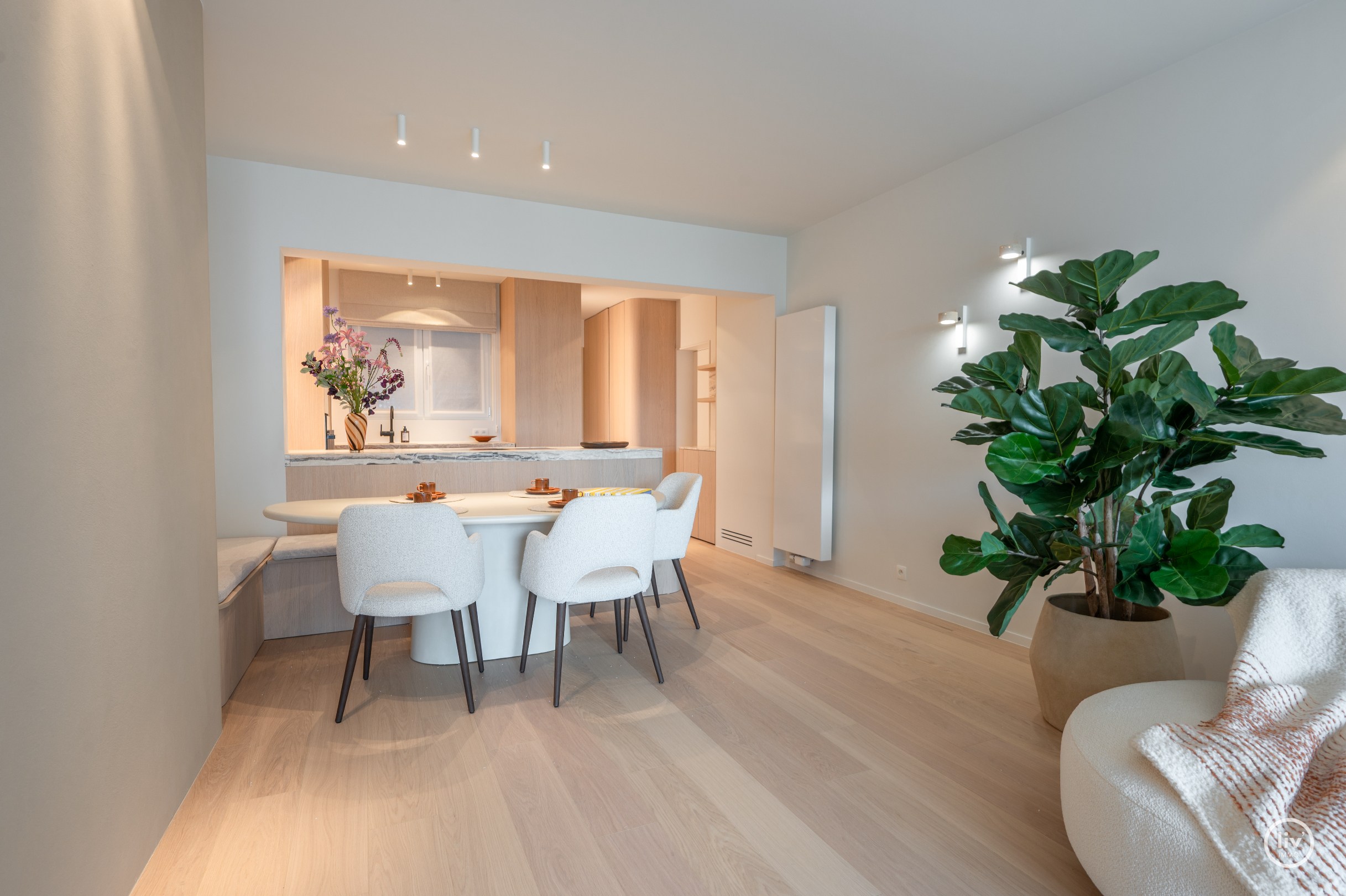 Magnifique appartement rénové de 3 chambres avec vue dégagée situé sur l'avenue Jozef Nellens à Knokke. 