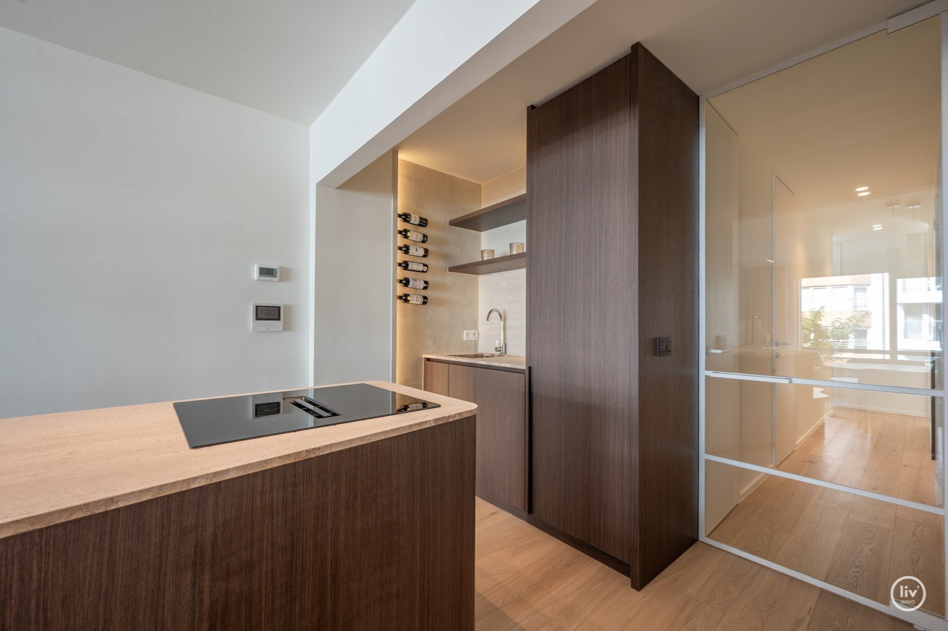 Appartement entièrement rénové avec terrasse situé sur l'avenue Lippens, près de la place Van Bunnen. 