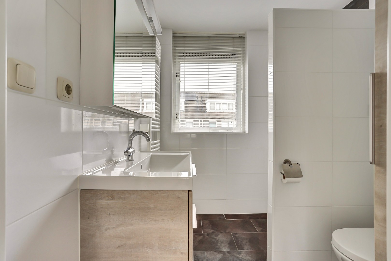 Ruime 5-kamer tussenwoning met inbouw keuken, moderne badkamer, 4 slaapkamers, ruime tuin gelegen op het zuidwesten. 