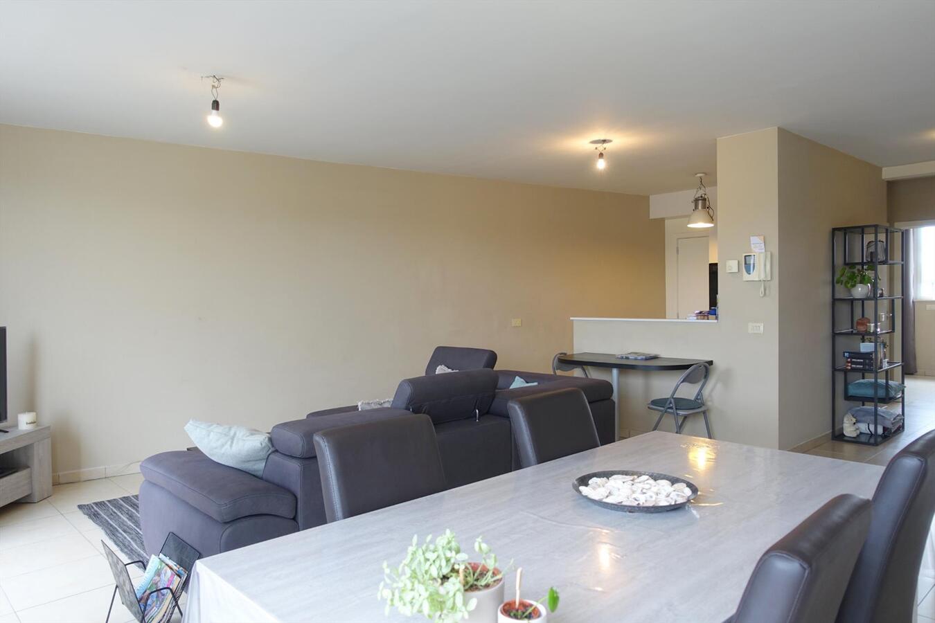 Lichtrijk appartement met groot terras en garagebox 