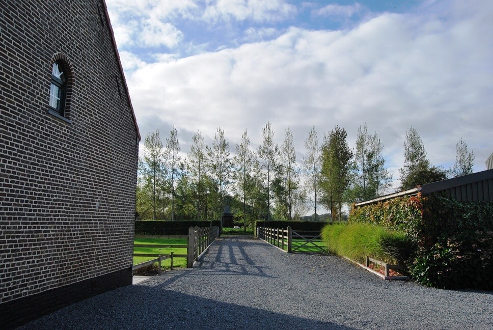 Idyllische woning met stalgebouwen op ca. 5000m² te Sint-Laureins 