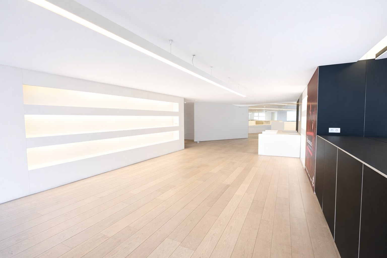 Handelspand: winkel / kantoor, instapklaar, (300 m²), mét parking, Torhout 