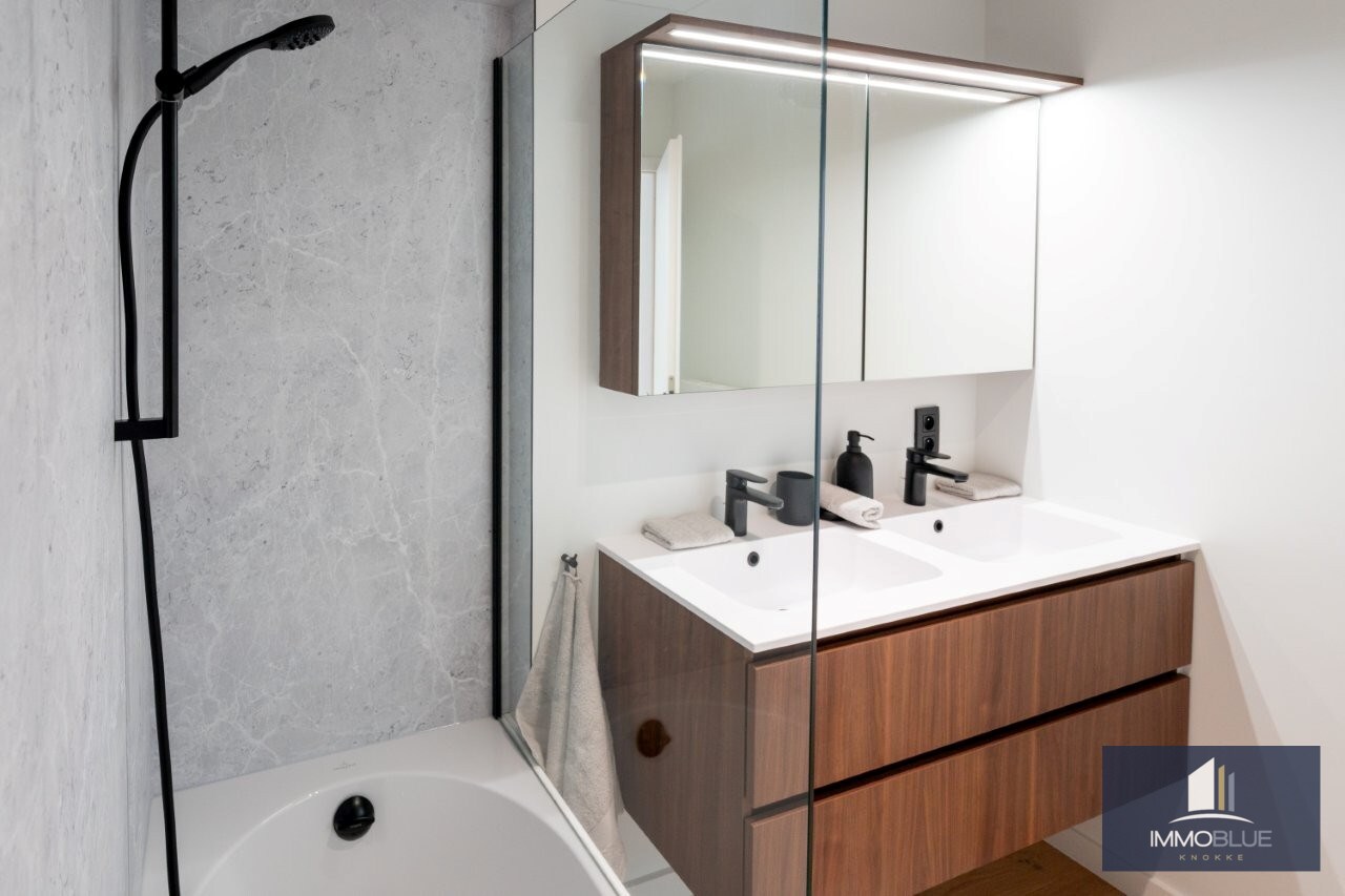 Appartement entièrement rénové et lumineux, situé dans une petite résidence. 