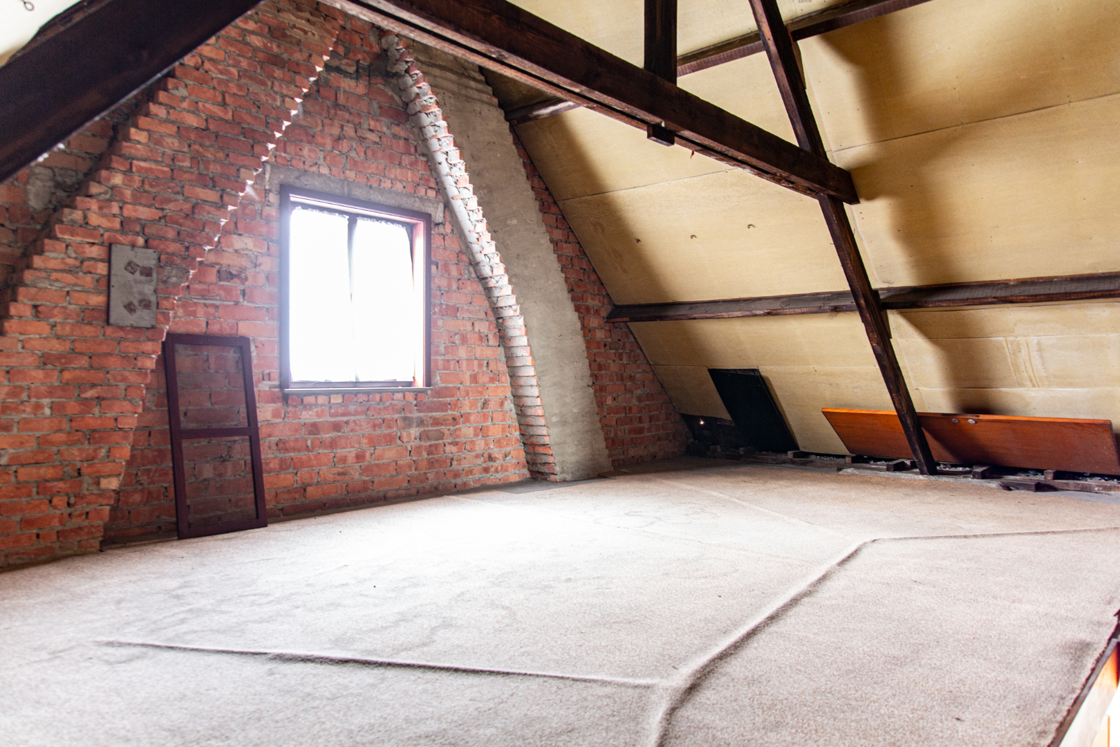 Op te frissen HoB met 3 slpks, rustig gelegen te Adegem 