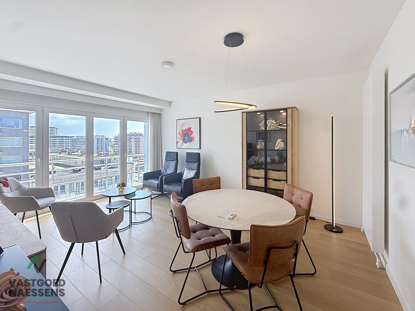 Nouvel appartement rénové d'une chambre avec vue latérale sur la mer. 