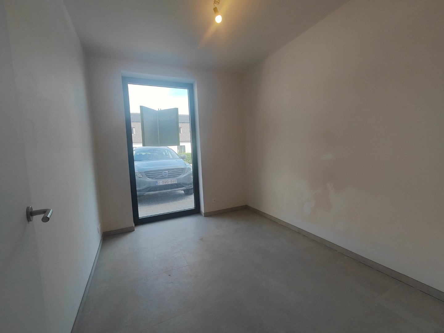 Afgewerkte woning met 2 slaapkamers &amp; ruim zonnig terras en tuin + autostaanplaats en berging 