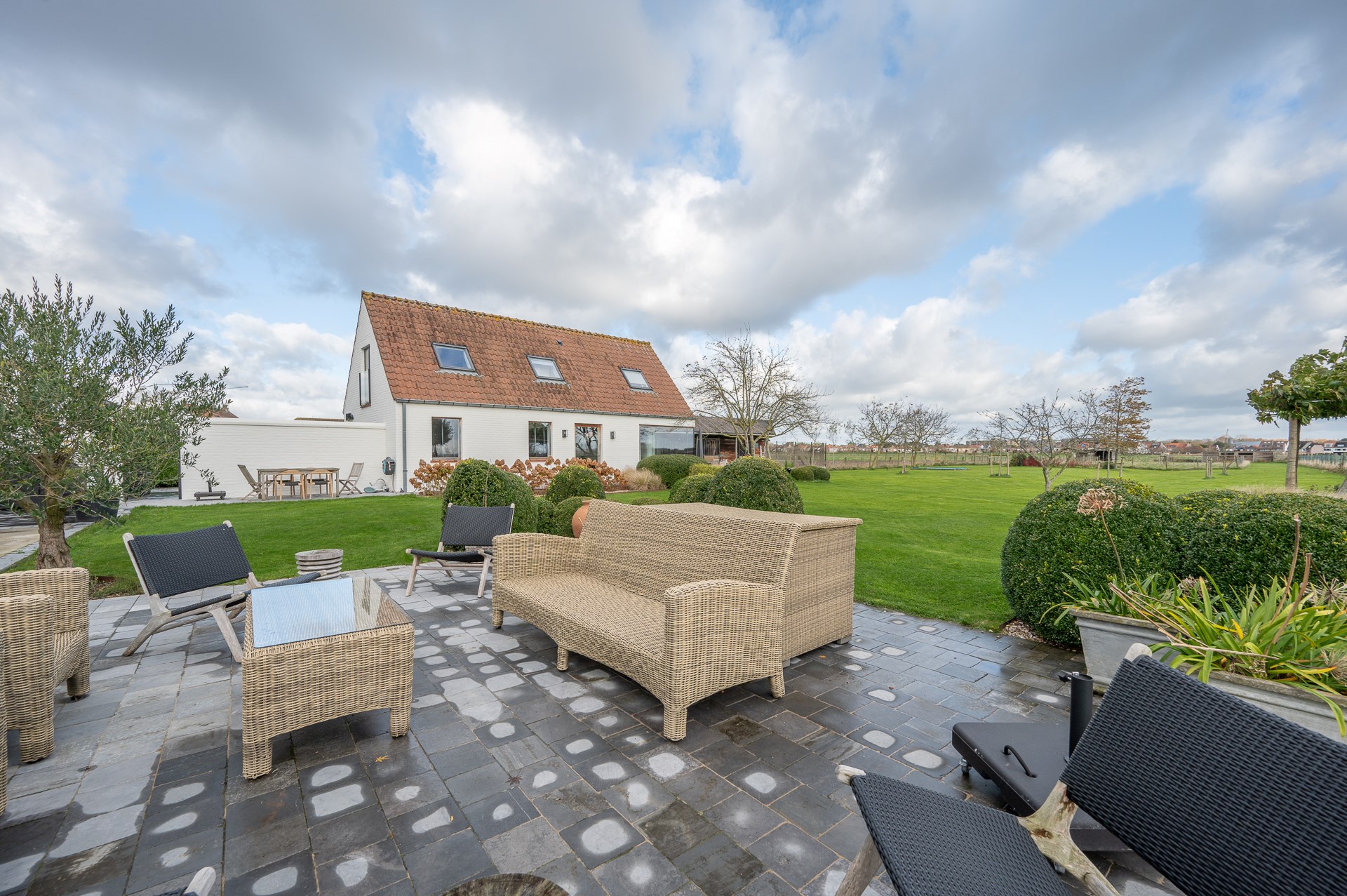 Propriété exceptionnelle et rénovée (5 510 m² de terrain) à proximité du centre de Knokke-Heist et bénéficiant d'une vue exceptionnelle sur les polders de Knokke. 