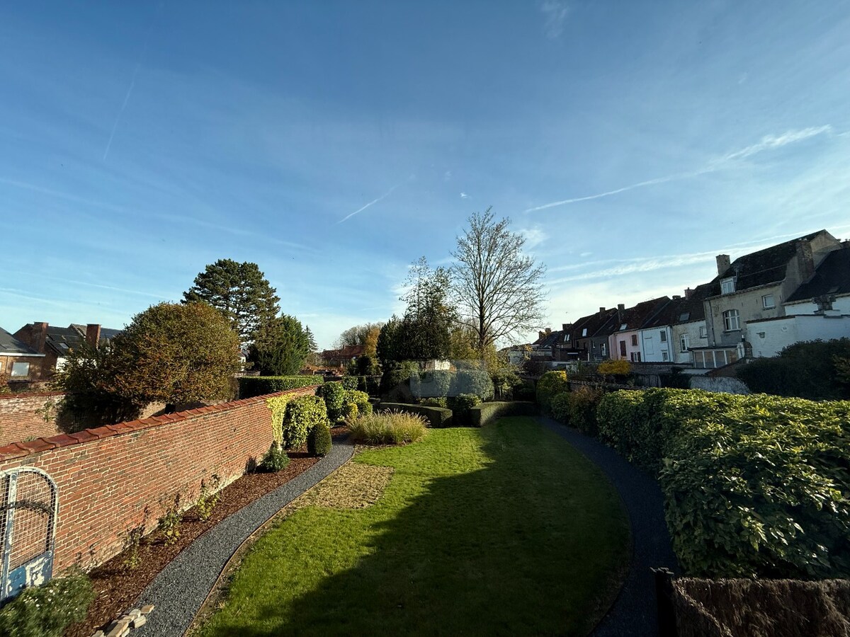 Maison de maître avec 5 chambres et jardin, idéale pour profession libérale ! 