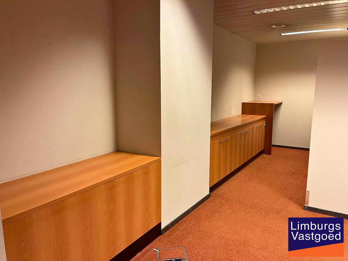 Handelsgelijkvloers 433m² met 3 parkings en kelder op commerciële topligging 