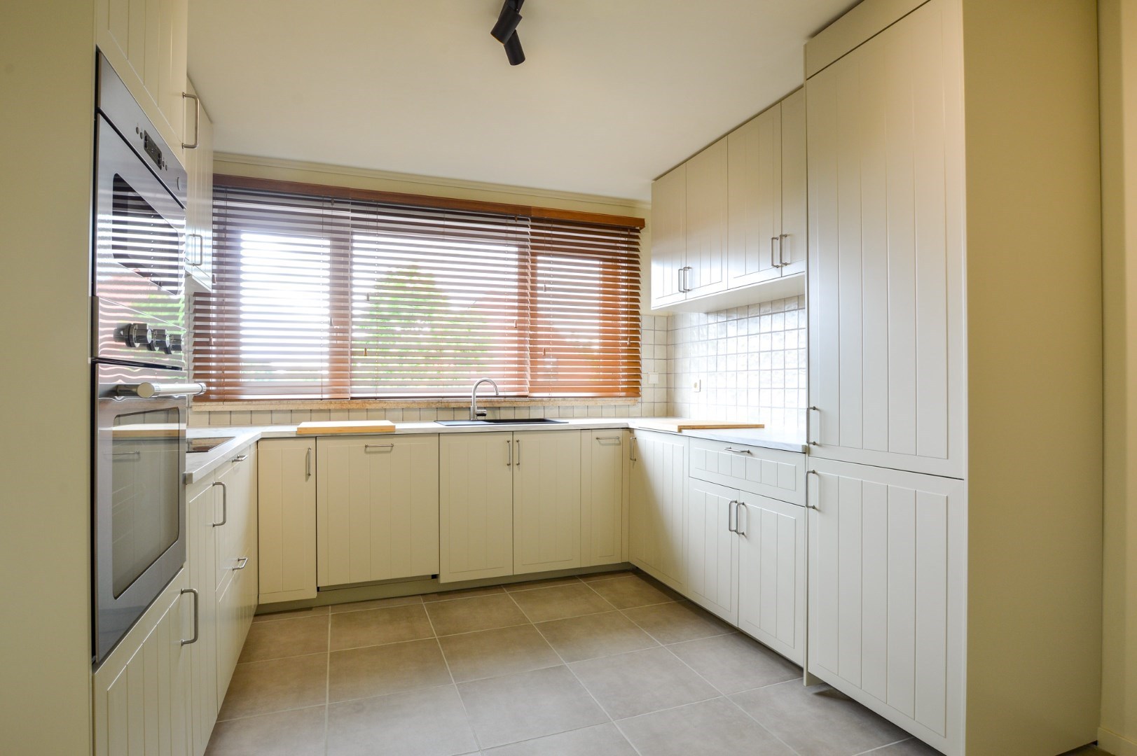 Ruim appartement (146 m²) met 2 slaapkamers in het centrum van Jabbeke 