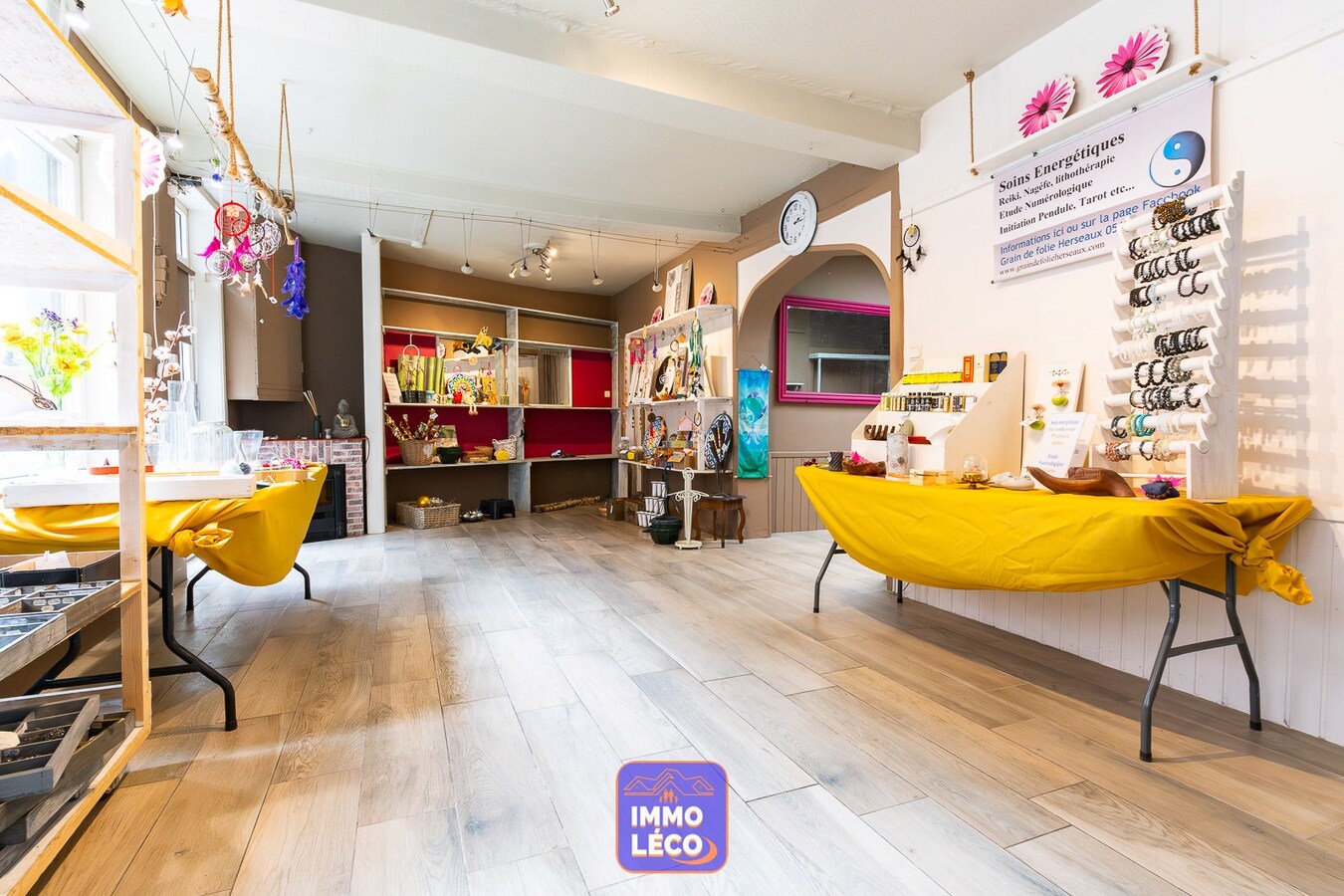 Maison de commerce idéalement située, dans un village prisé ! 