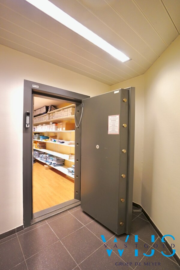 Volwaardig handelspand te Oosteeklo ! 