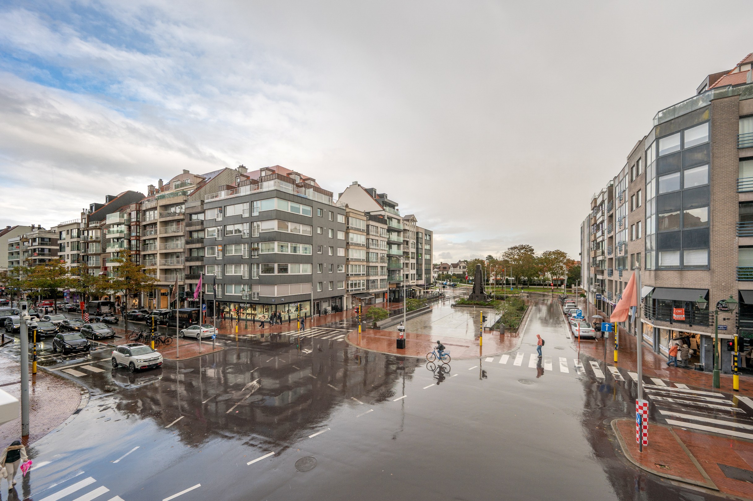 Uitzonderlijk lichtrijk hoekappartement van 150 m² met open zicht op het Burgemeester Frans Desmidtplein – inclusief 2 autostandplaatsen 