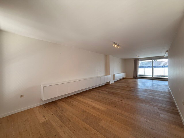 Luxe duplexappartement te huur in het hart van Maaseik, met lift, 2 slaapkamers en 2 terrassen. 